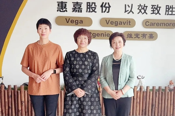 湖州市政协副主席竺鸰莅临真人游戏考察指导